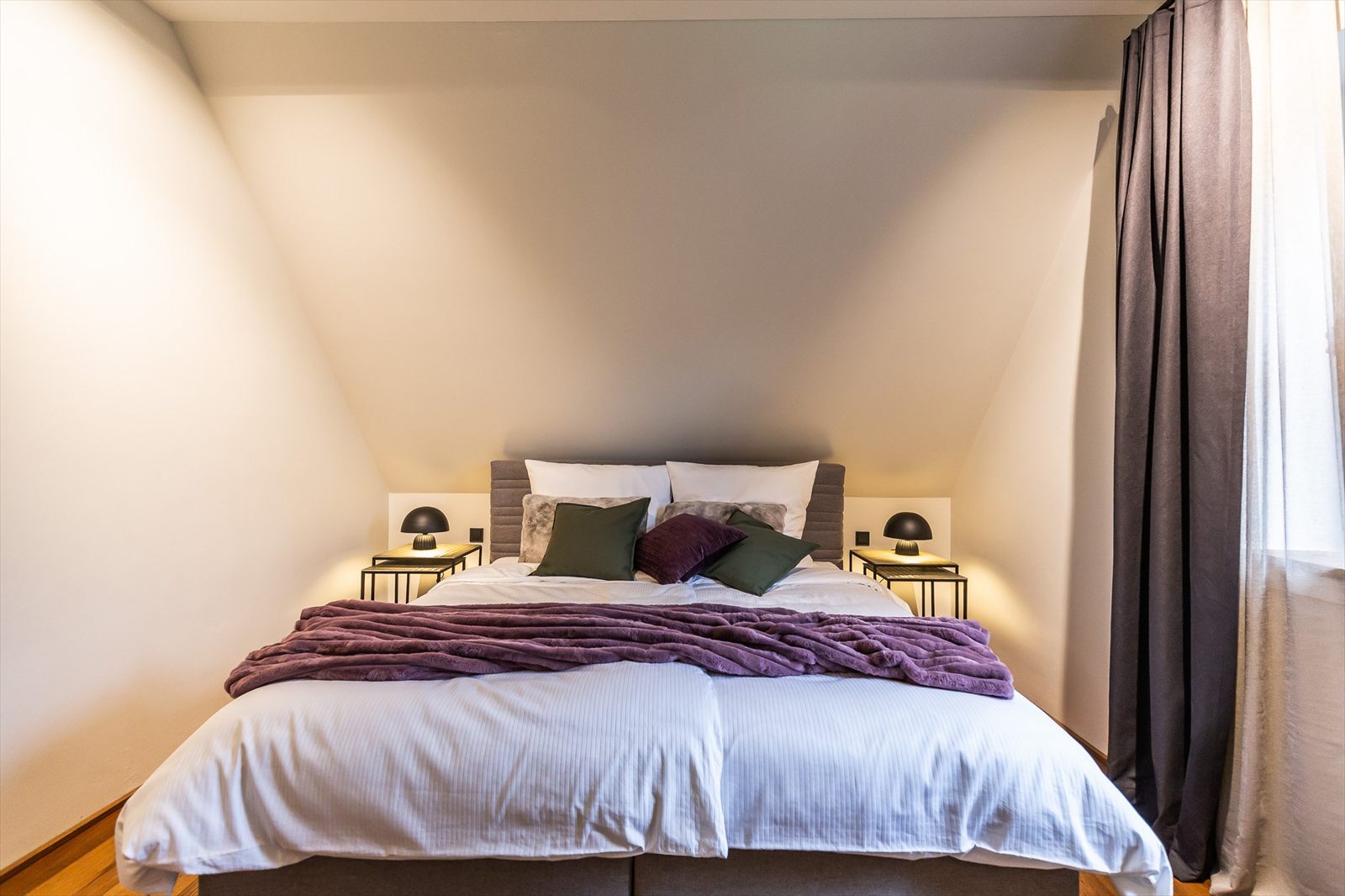 Schlafzimmer mit Doppelbett