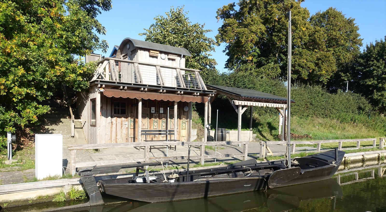 Ein historischer Torfkahn liegt am Hafen von Osterholz-Scharmbeck